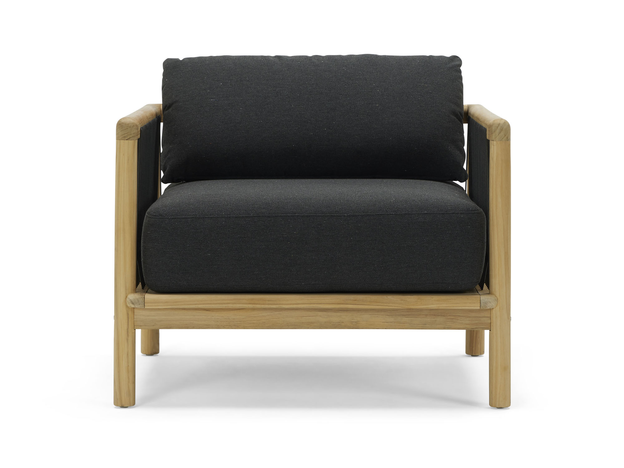 Vue de face d'une chaise d'extérieur avec coussins noirs